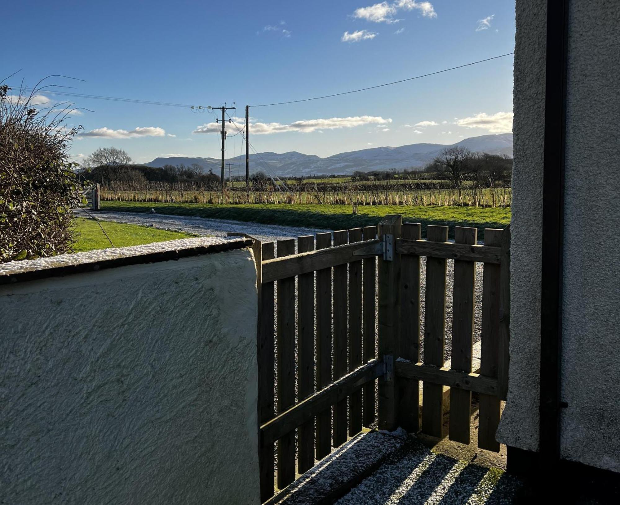 3 Bed Detached Cottage- Log Burner Mountain Views Beaumaris Extérieur photo